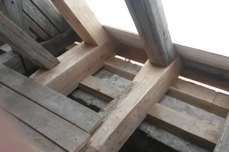 Zimmerei Andreas Karl GmbH - Holzbalken greifen ineinander