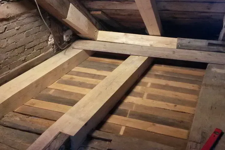 Zimmerei Andreas Karl GmbH - Foto von Holzstreben in einem Altbau