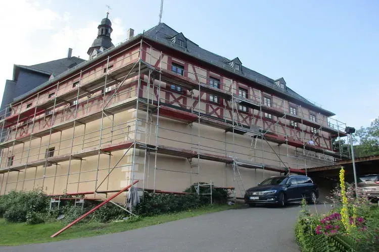 Zimmerei Andreas Karl GmbH - Großes Gebäude von Baugerüst umgeben