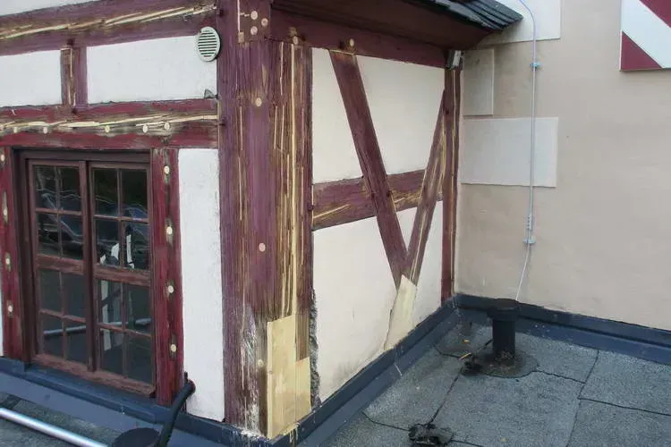 Zimmerei Andreas Karl GmbH - Fachwerkhaus, Hauswand aus Holz und Stein vor Renovierung