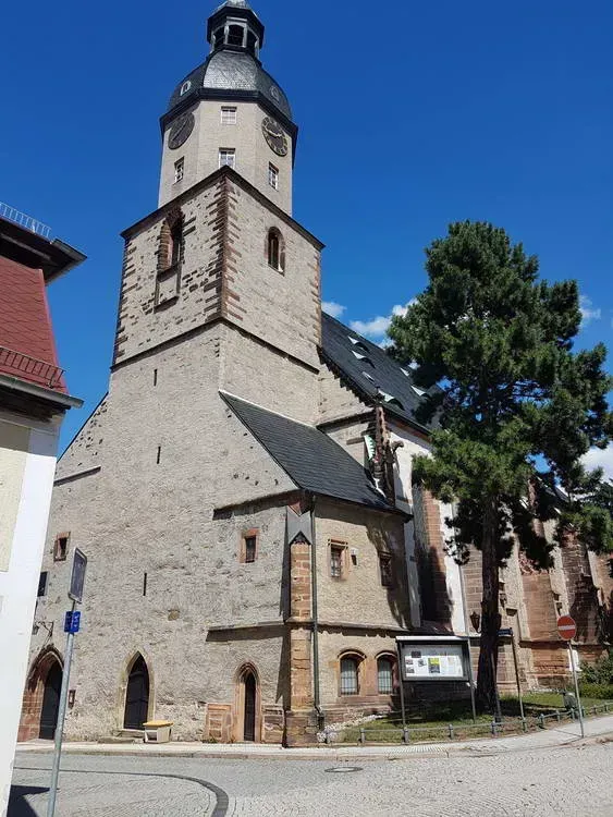Zimmerei Andreas Karl GmbH - Kirche mit Kirchturm in Altstadt
