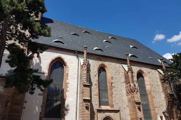 Zimmerei Andreas Karl GmbH - Historische Kirche mit neuem Dach