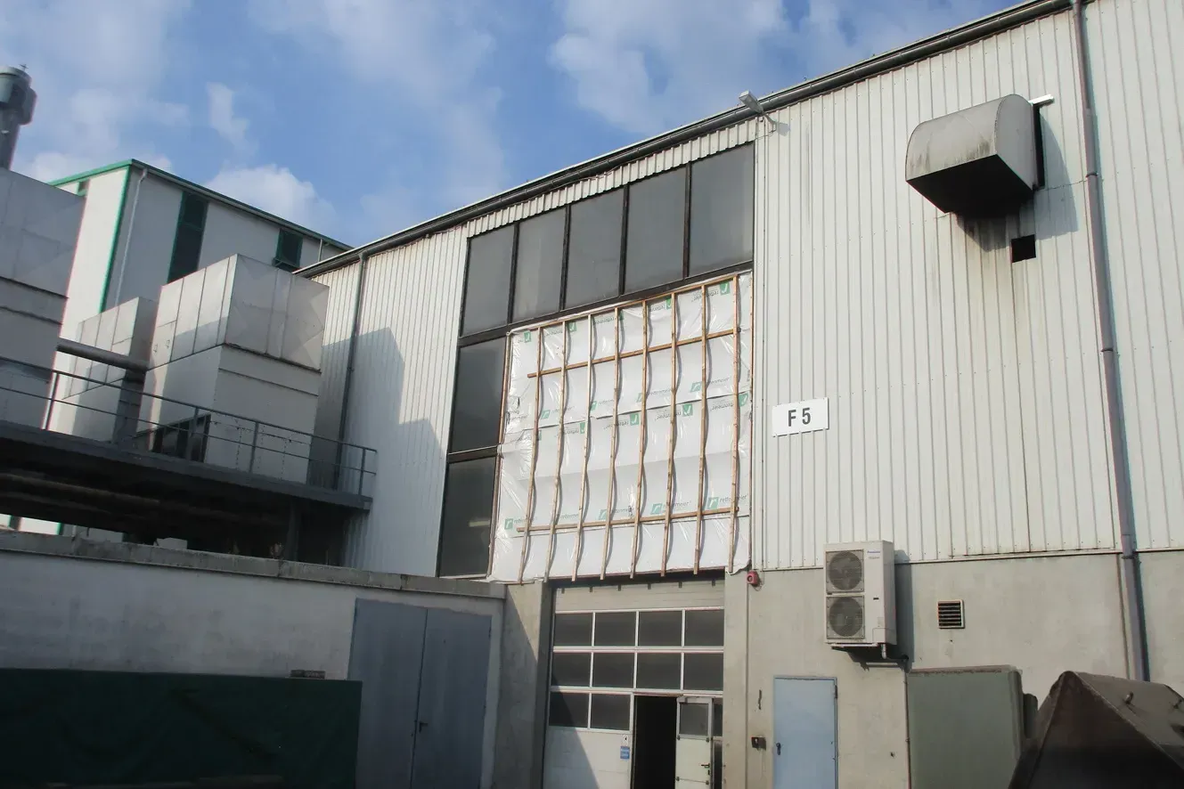 Zimmerei Andreas Karl GmbH - Industriegebäude mit freigelegter Unterkonstruktion der Fassade