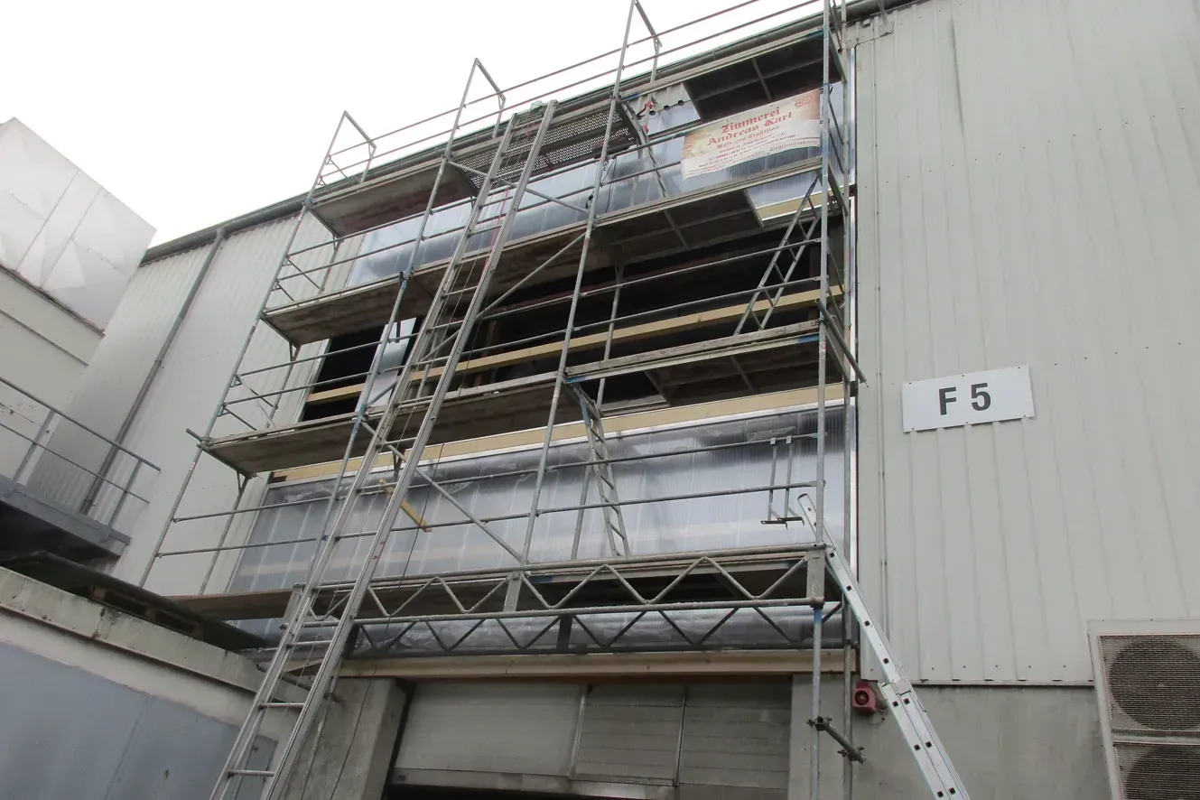 Zimmerei Andreas Karl GmbH - Baugerüst an einer Gebäudefassade