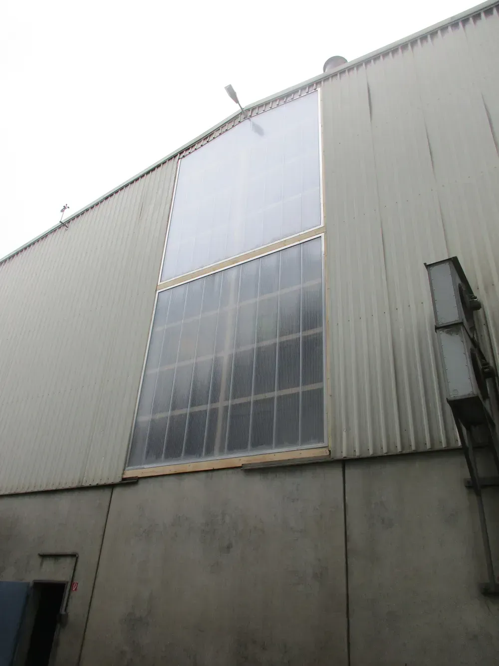 Zimmerei Andreas Karl GmbH - Schutzfolie über den freigelegten Holzbalken einer Gebäudefassade