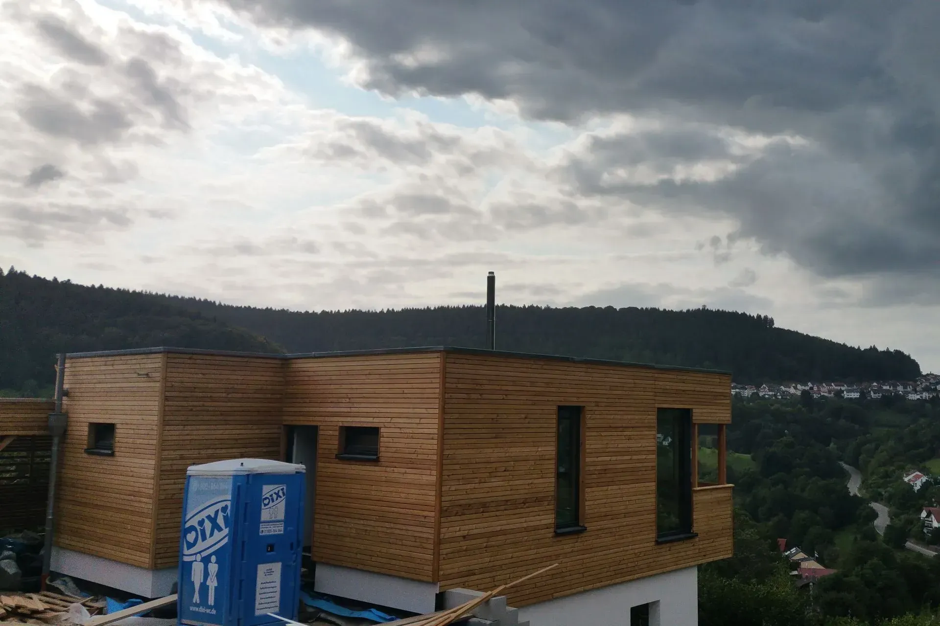 Zimmerei Andreas Karl GmbH - Blick auf Schrägdach mit zu verlegenden Dachziegeln