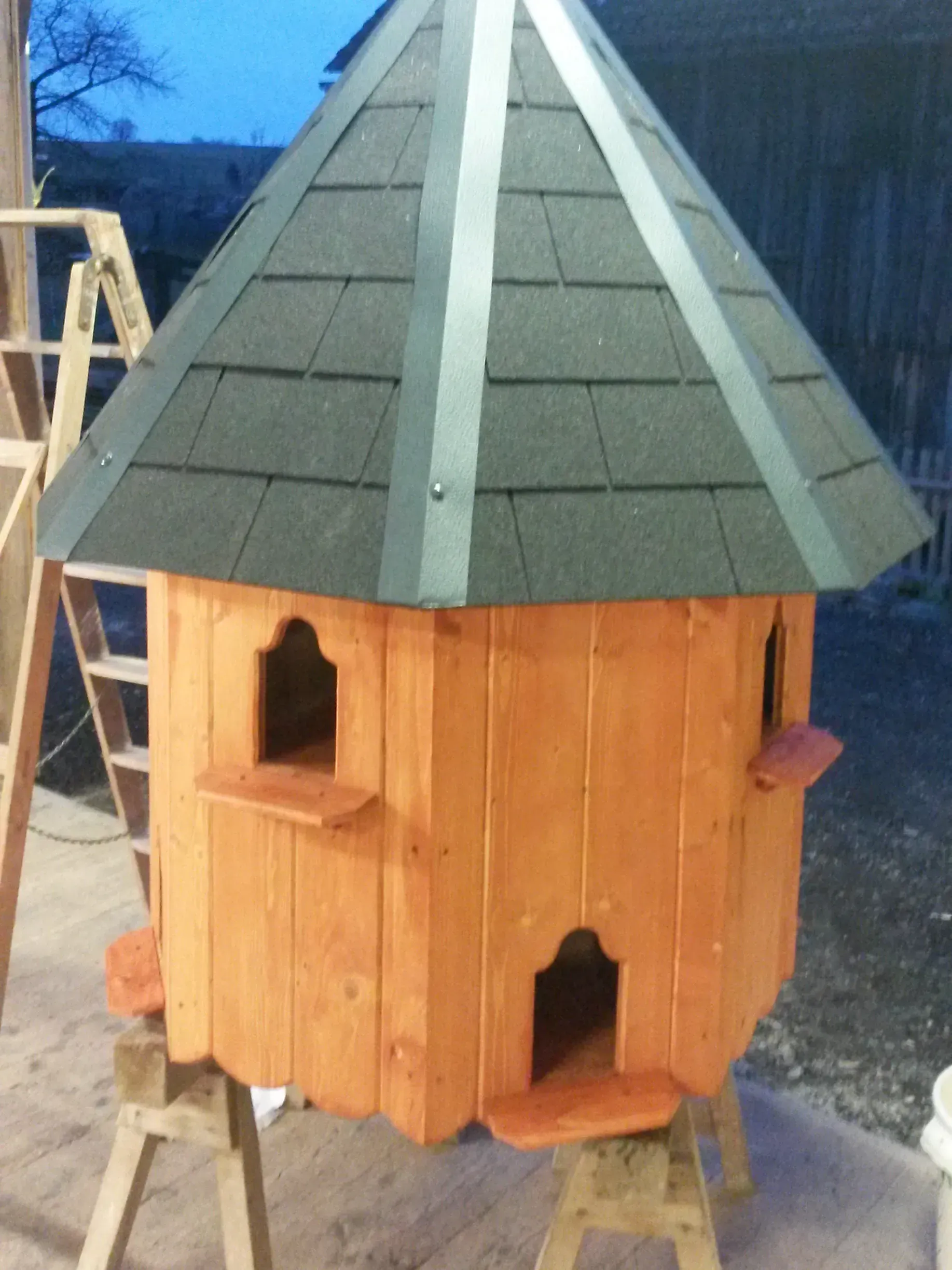 Zimmerei Andreas Karl GmbH - Vogelhaus aus Holz mit grünem Dach
