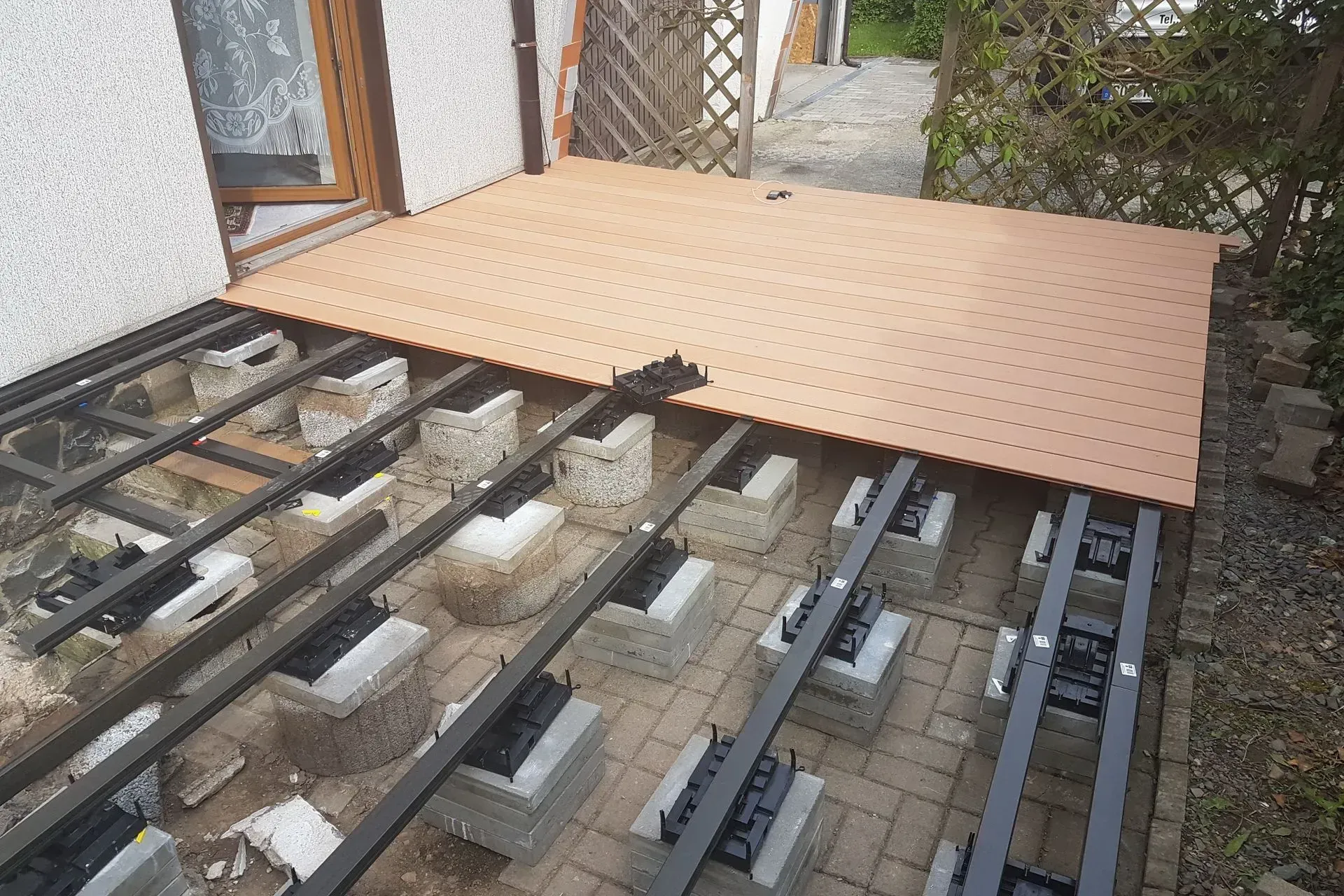 Zimmerei Andreas Karl GmbH - Stützfundament und halb verlegter Boden einer neuen Terrasse