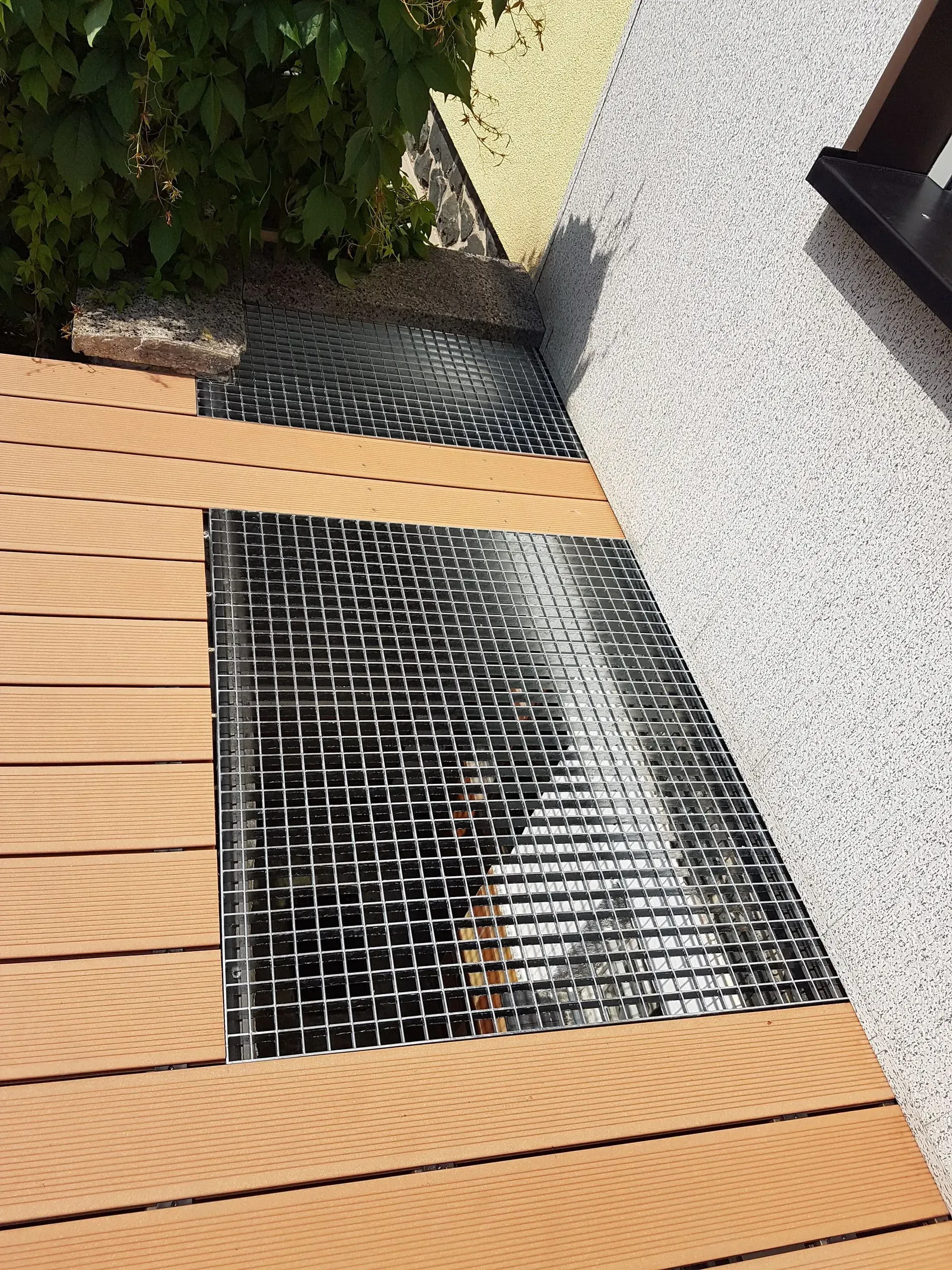 Zimmerei Andreas Karl GmbH - Holzlatten auf einem Stahlnetz