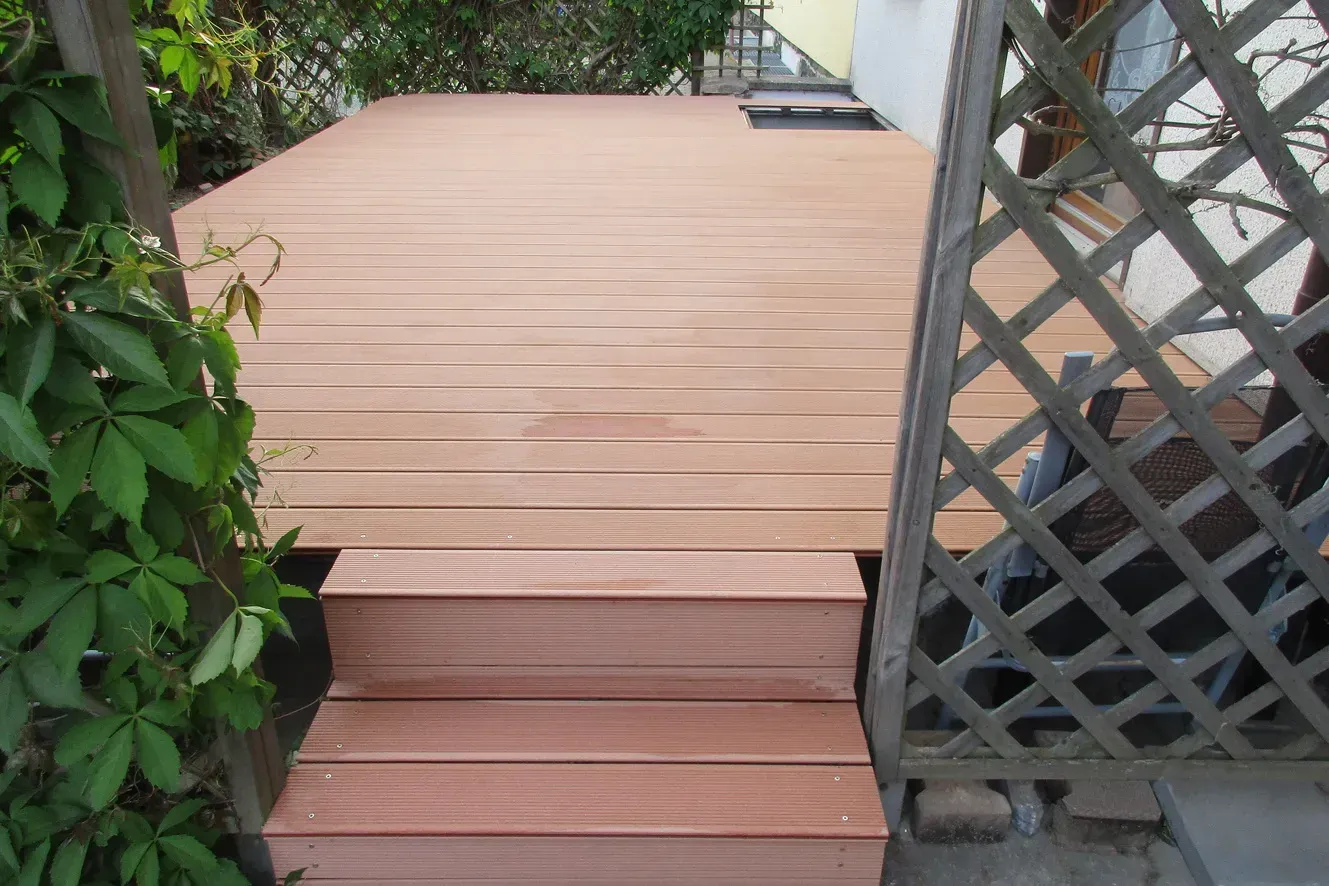 Zimmerei Andreas Karl GmbH - Holzboden einer Gartenterrasse