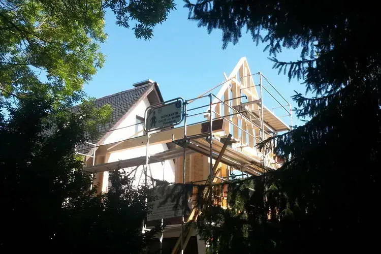 Zimmerei Andreas Karl GmbH - Blick auf eine Gebäudeerweiterung aus Holz, dreieckige Form, Dachgeschoss