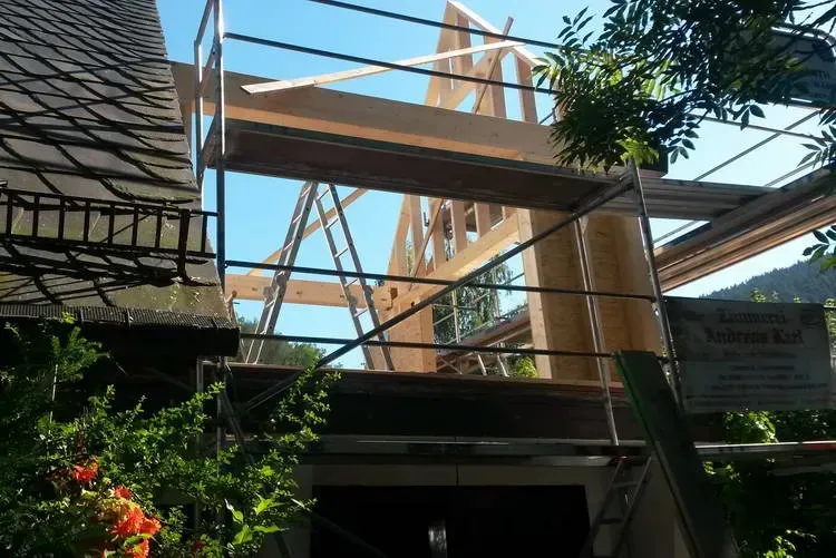 Zimmerei Andreas Karl GmbH - Baugerüst und Holzelemente eines Gebäudes im Bau