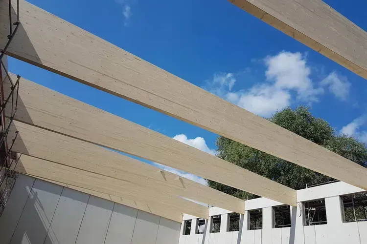 Zimmerei Andreas Karl GmbH - geneigte Holzbalken bilden das Grundgerüst für ein Schrägdach