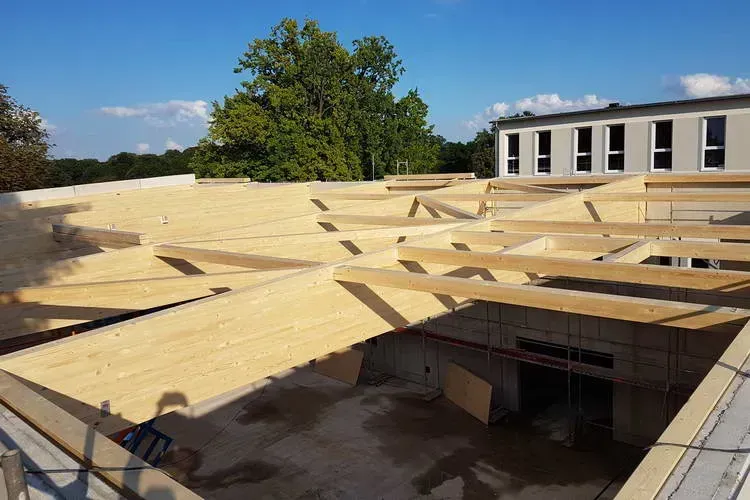 Zimmerei Andreas Karl GmbH - Holzbalken als Grundkonstruktion für Dach im Bau