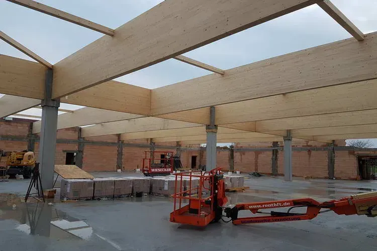Zimmerei Andreas Karl GmbH - Querbalken einer Dachkonstruktion für ein Industriegebäude