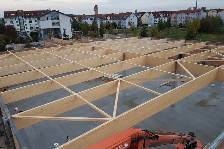 Zimmerei Andreas Karl GmbH - Vollständiges Holzgerüst als Dach über einer Etage eines Rohbaus