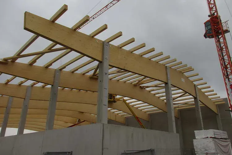 Zimmerei Andreas Karl GmbH - Dachform wird aus Holzbalken geformt