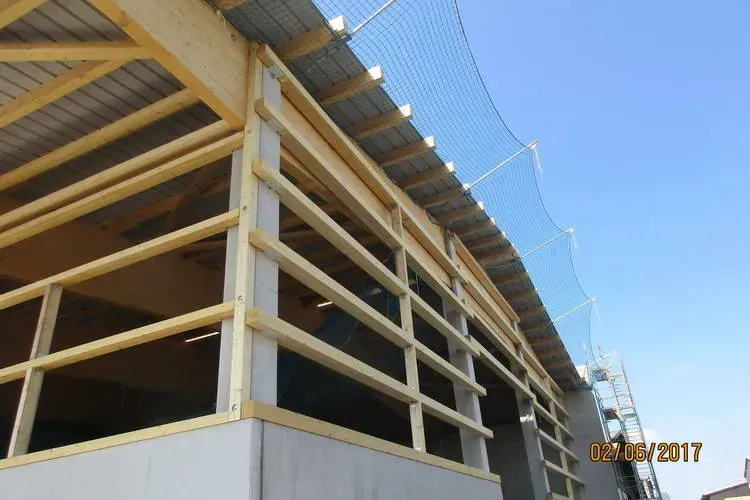 Zimmerei Andreas Karl GmbH - Holzbalken an Gebäudeecke als tragende Elemente für Wandverkleidung