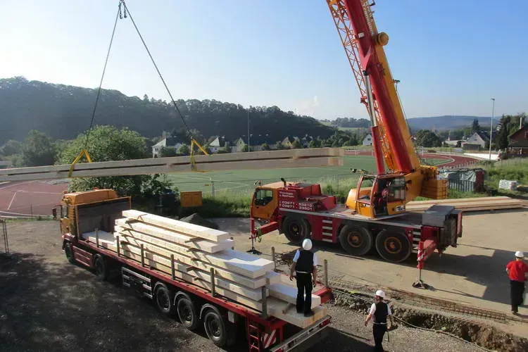 Zimmerei Andreas Karl GmbH - LKW und Kran auf einer Baustelle bei Holzlieferung