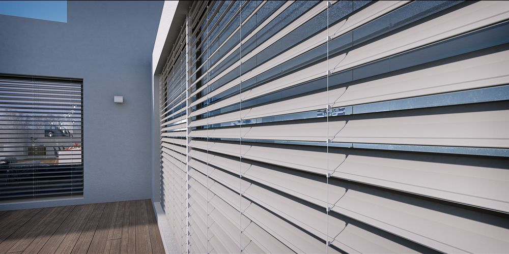 Un primo piano di una finestra con le persiane.