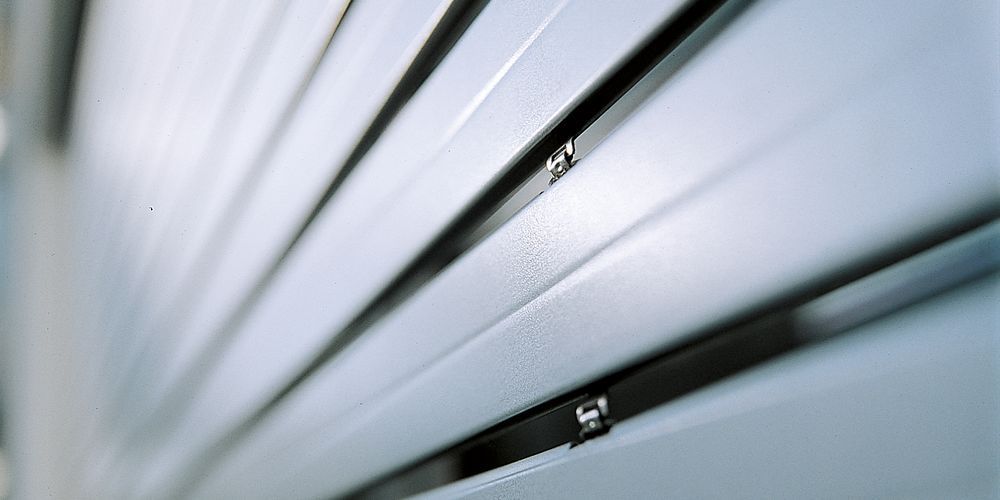 Un primo piano di un soffitto bianco con rifiniture nere.