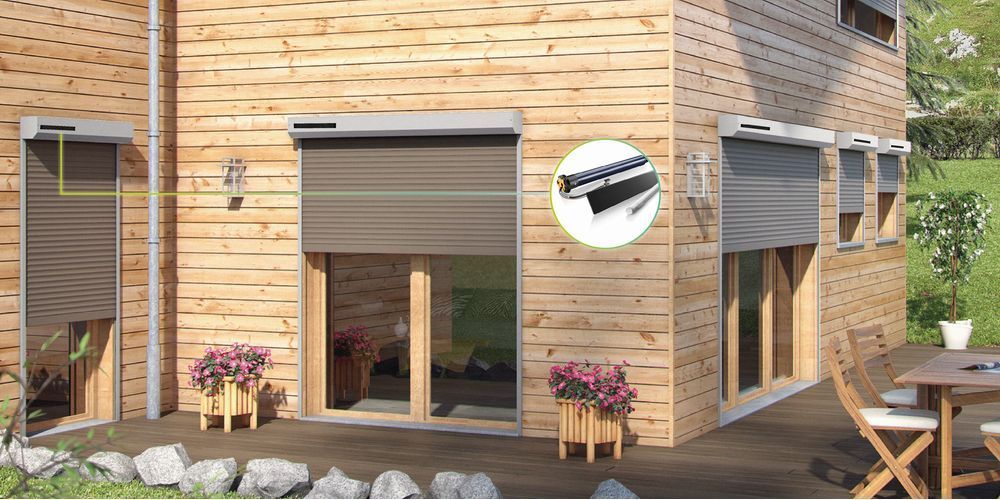 Una casa di legno con un patio e un tavolo e delle sedie davanti.