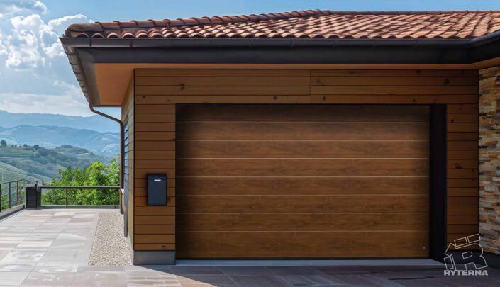 Una porta da garage in legno è posizionata davanti a una casa con le montagne sullo sfondo.