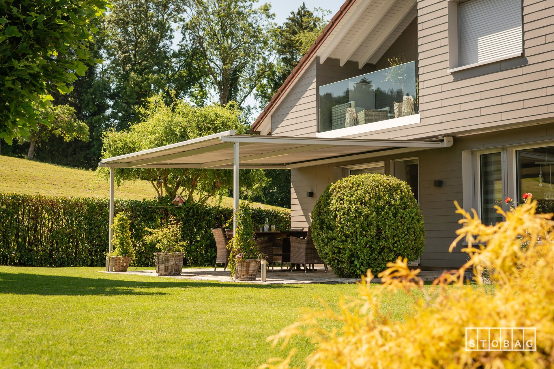 Una grande casa con un grande prato davanti.