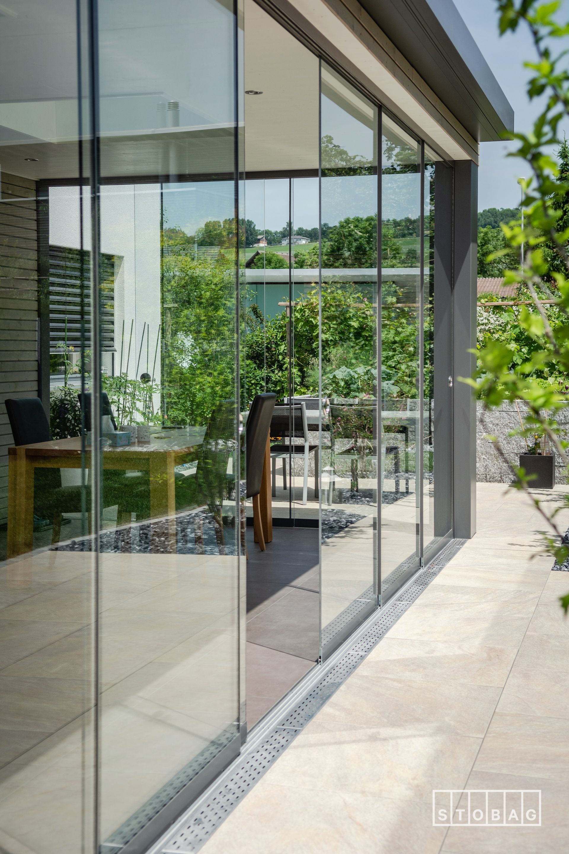 Una stanza con porte scorrevoli in vetro che conducono a un patio.