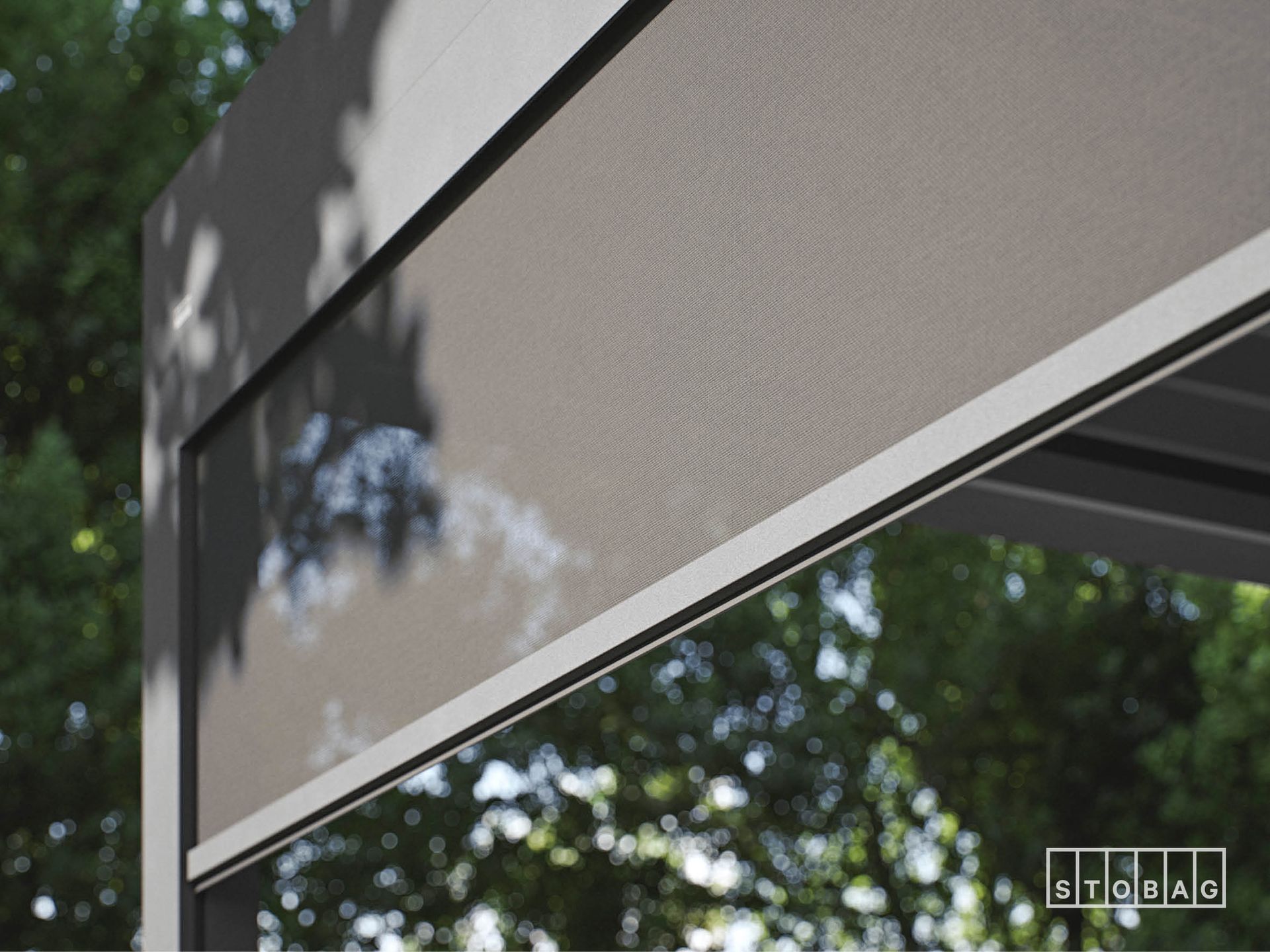 Un primo piano di un pergolato con alberi sullo sfondo