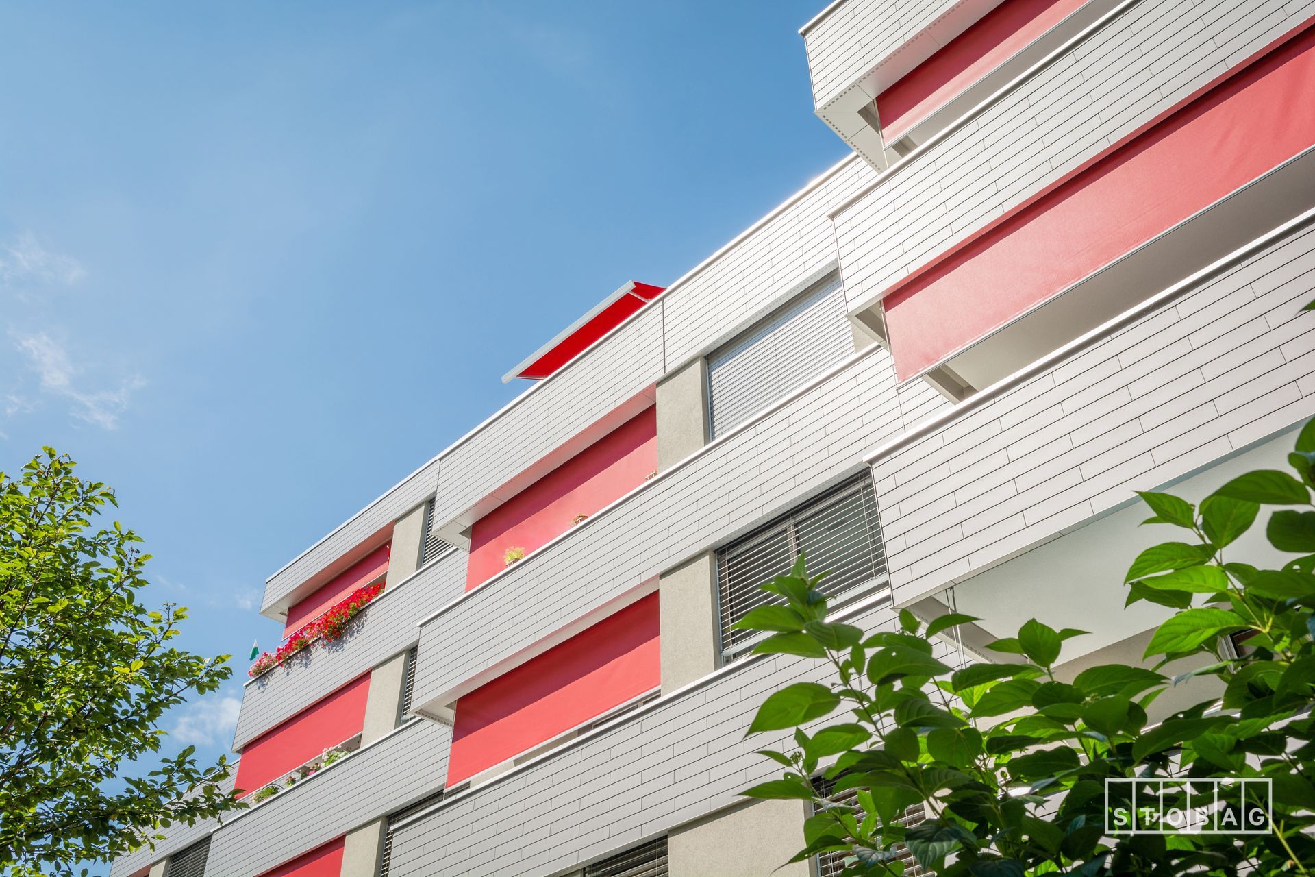 Un edificio rosso e bianco con un cielo azzurro sullo sfondo.