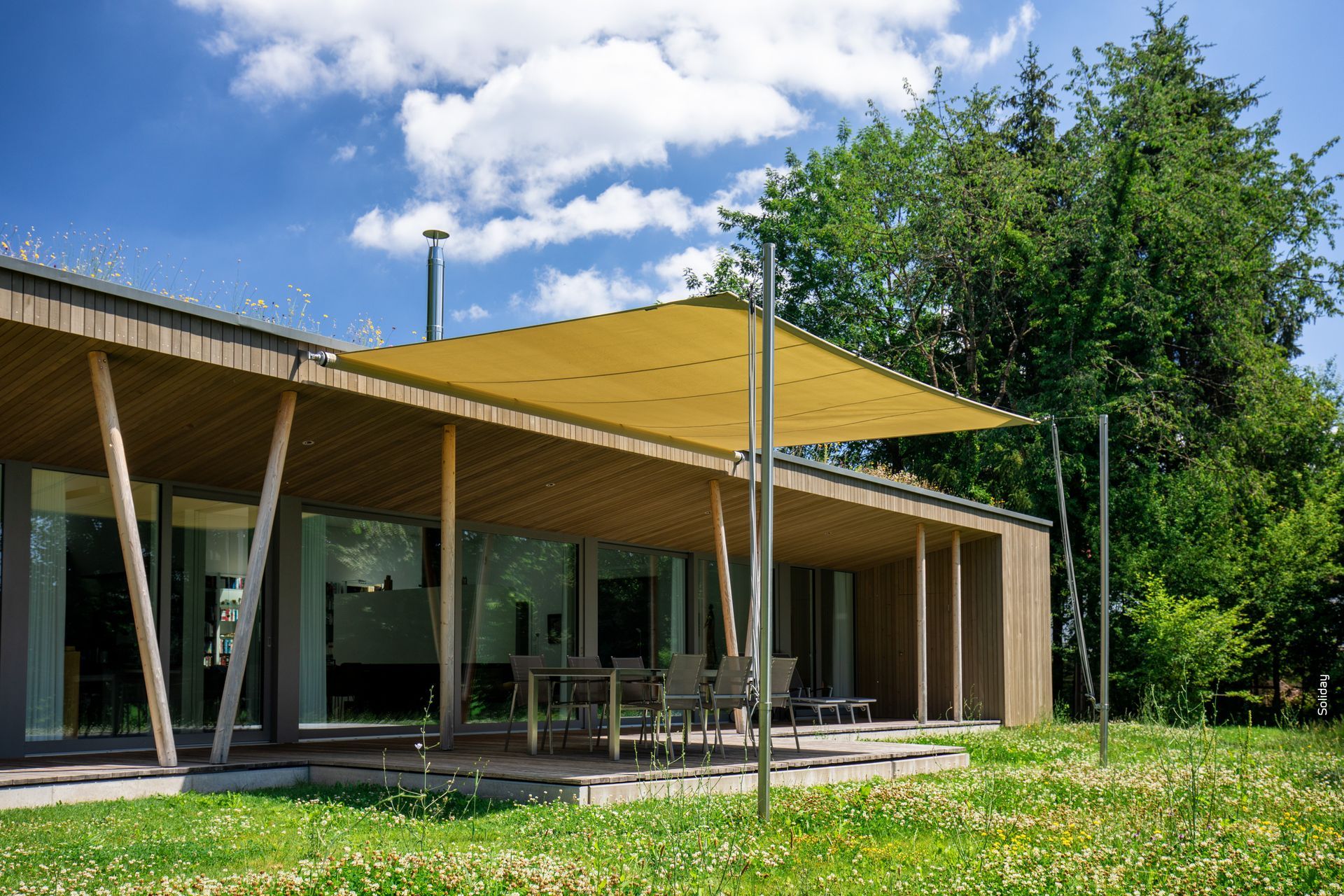 Una casa con un ombrello giallo sul portico