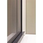 Primo piano di una finestra con una porta scorrevole in vetro.