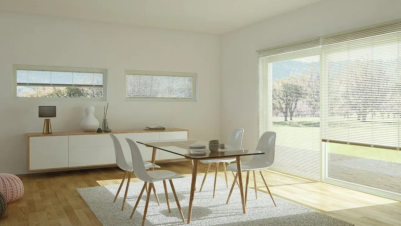 Una sala da pranzo con tavolo, sedie e una porta scorrevole in vetro.