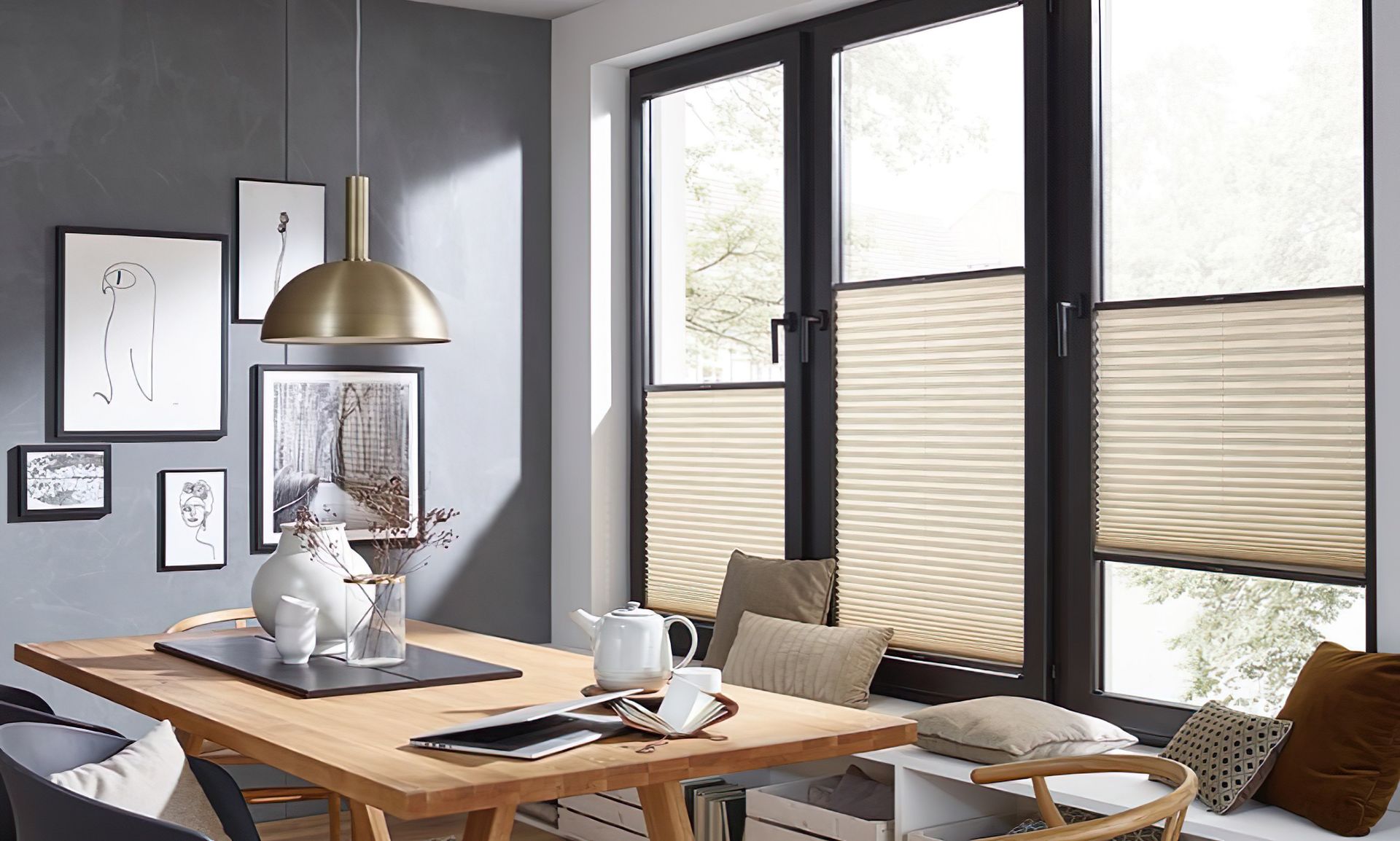 Una sala da pranzo con tavolo e sedie e una finestra con le persiane.