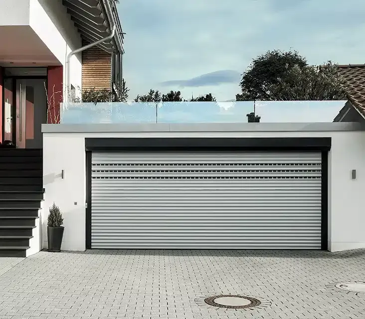 Una porta del garage è aperta davanti a una casa