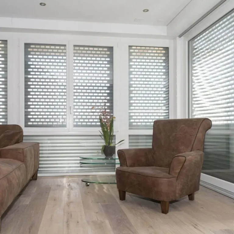 Un soggiorno con una sedia marrone e un divano marrone