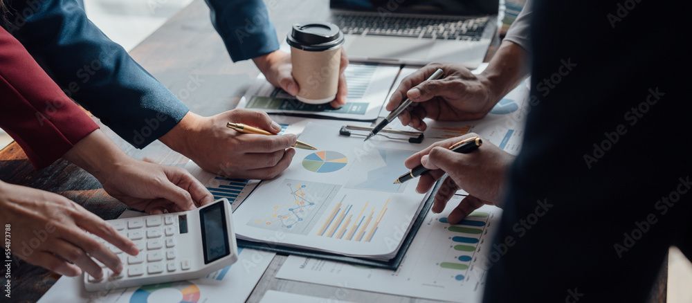 Una donna sta scrivendo su un computer portatile alla scrivania.