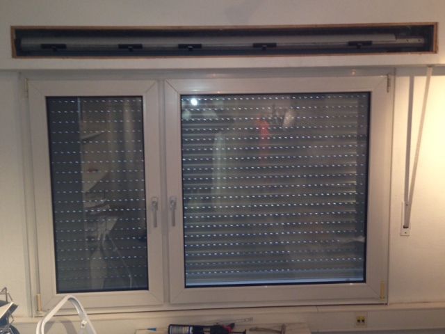 Fenster von innen mit herunter gelassnenen Rollladen