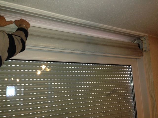 Installation von neuen Rollladen von innen