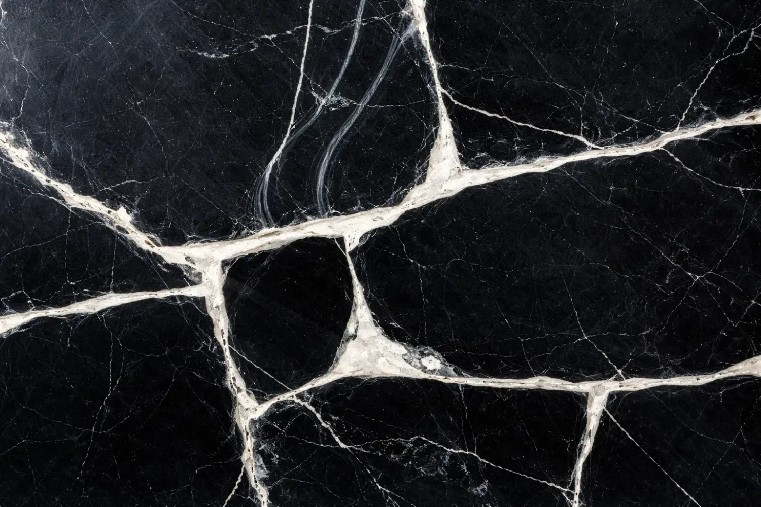 Mármol negro con vetas blancas.
