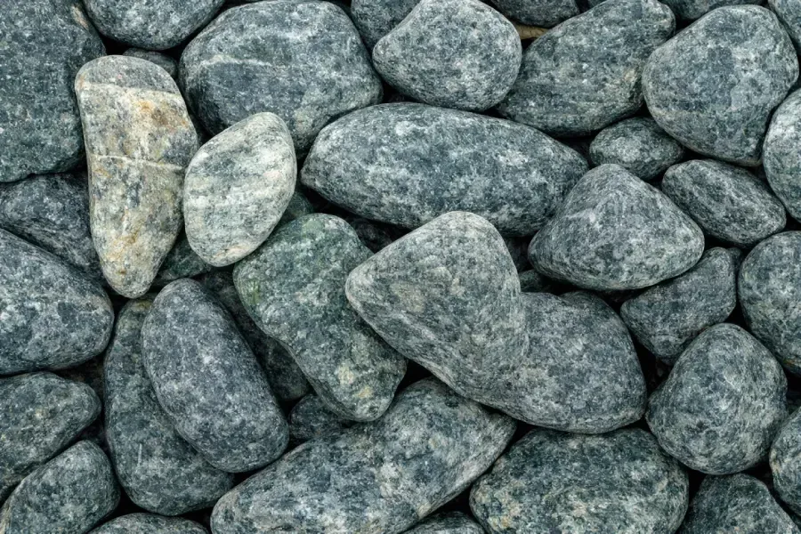 Rocas grises del río, dispersas, llenando el marco.