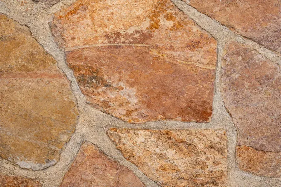 Losa de color marrón con líneas de lechada blancas.