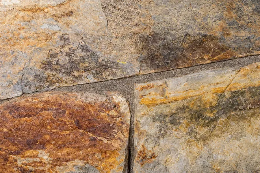 Losa de color marrón con líneas de lechada blancas.