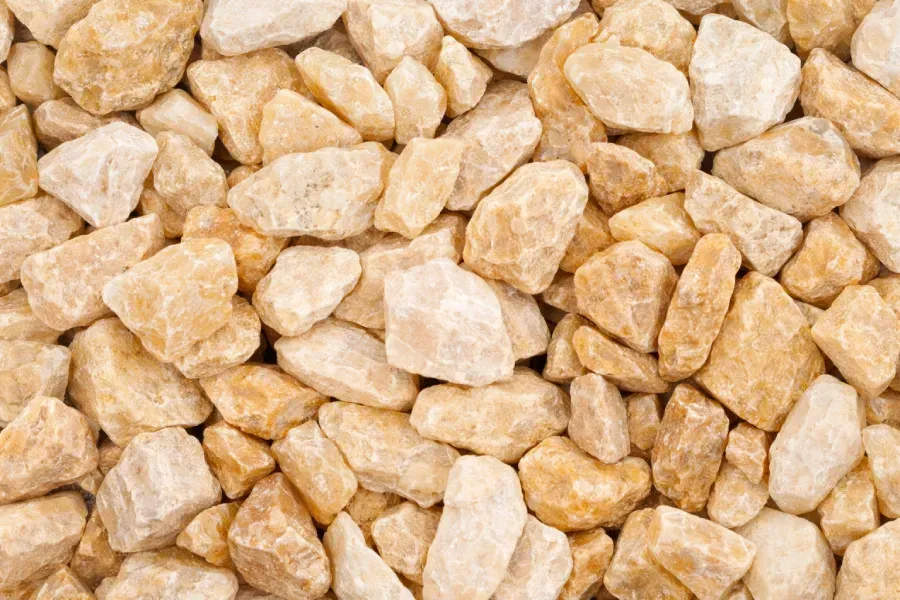 Piedras de grava de color marrón claro y beige que llenan el marco.