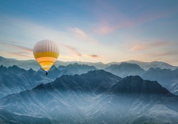 Mitarbeiter von Federica Orlando beraten Patientin