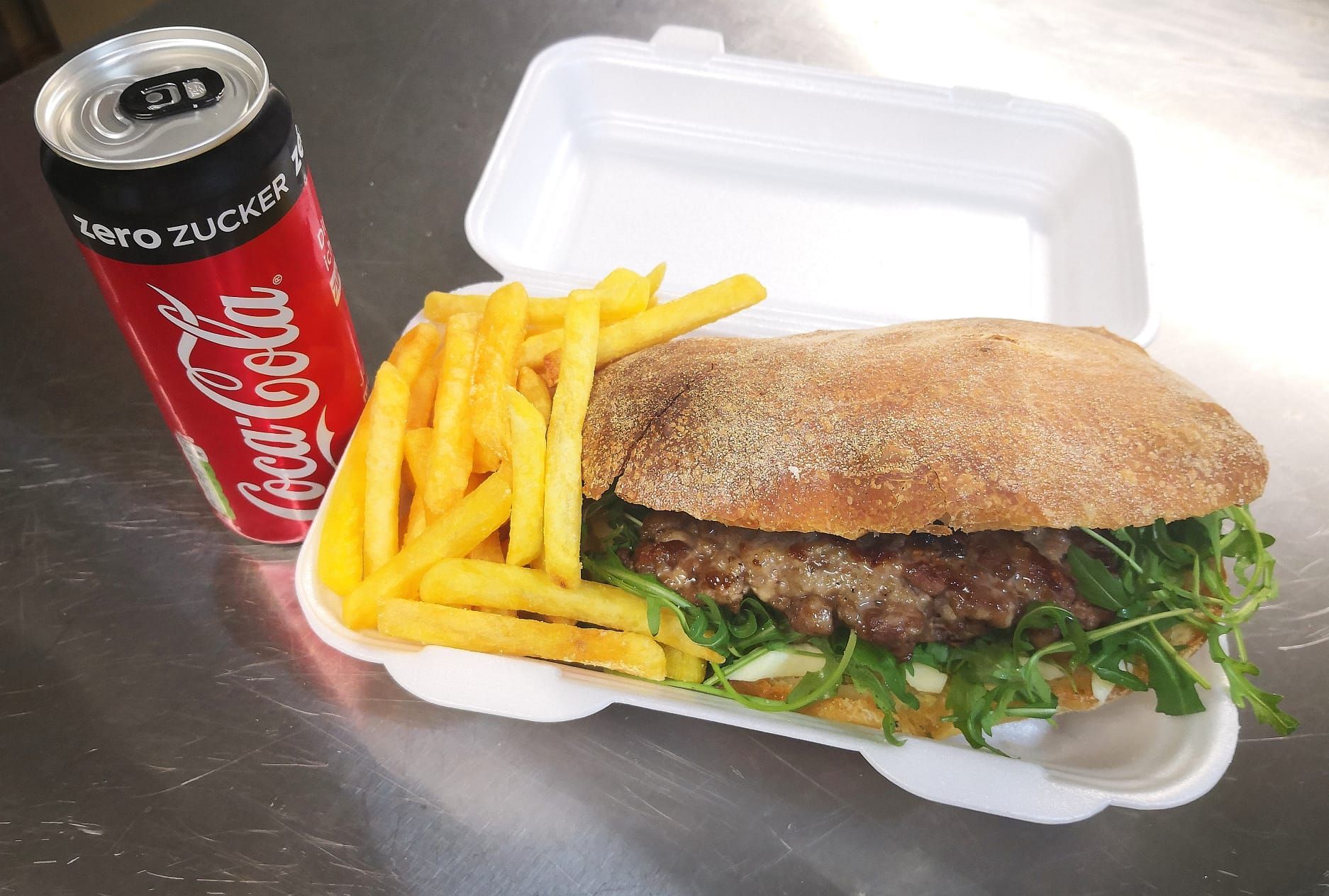 panino, patatine fritte e Coca Cola - Barbagallo in Cucina GmbH