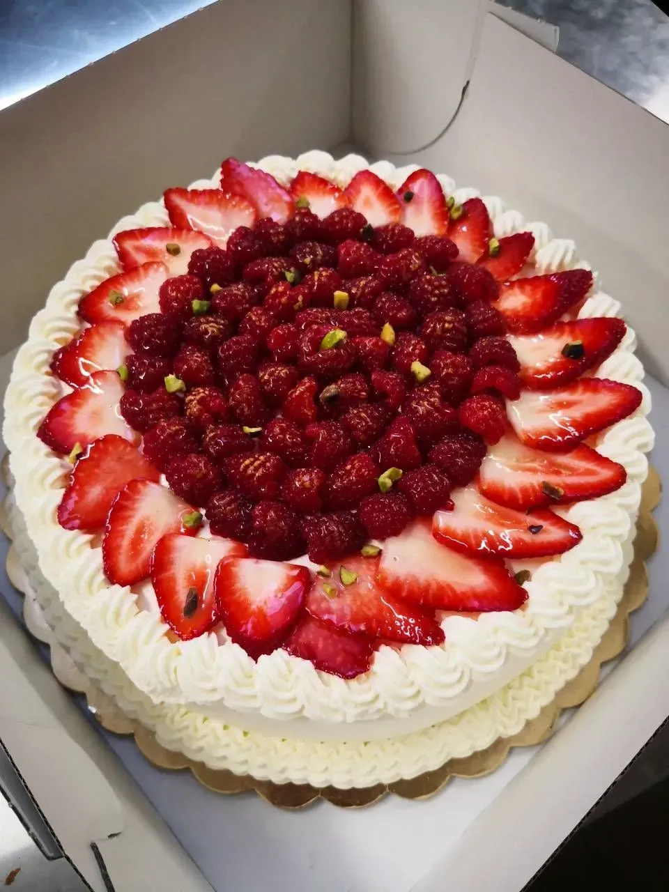 torta con lamponi e fragole - Barbagallo in Cucina GmbH