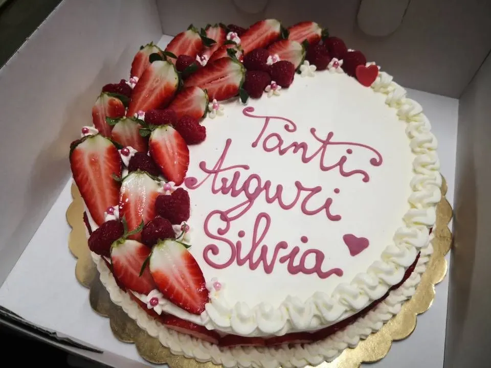 torta di compleanno con panna e fragole - Barbagallo in Cucina GmbH