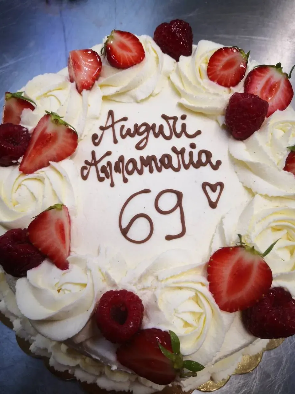 torta di compleanno con lamponi e fragole - Barbagallo in Cucina GmbH